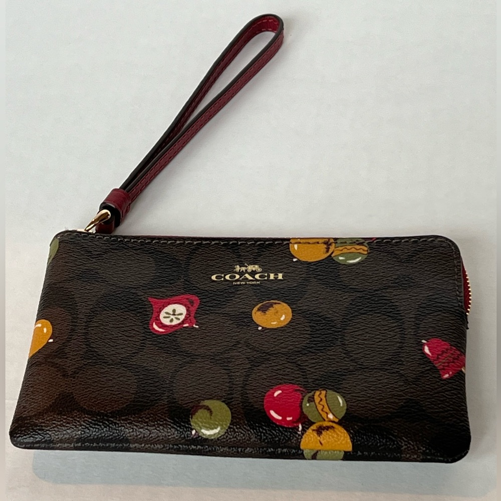 COACH SIGNATURE ORNAMENT PRINT CORNER ZIP WRISTLET
